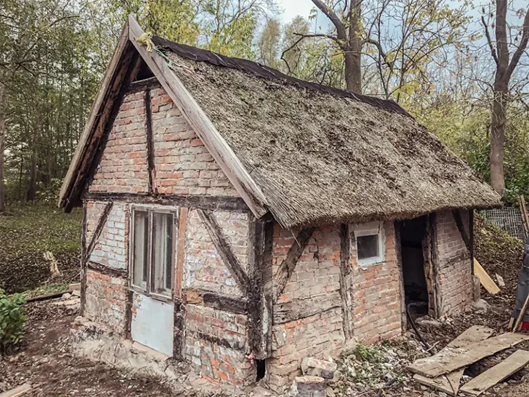 Historisches Waschhaus in Sassnitz vor der Sanierung – altes Fachwerk mit Ziegelausfachung und Reetdach