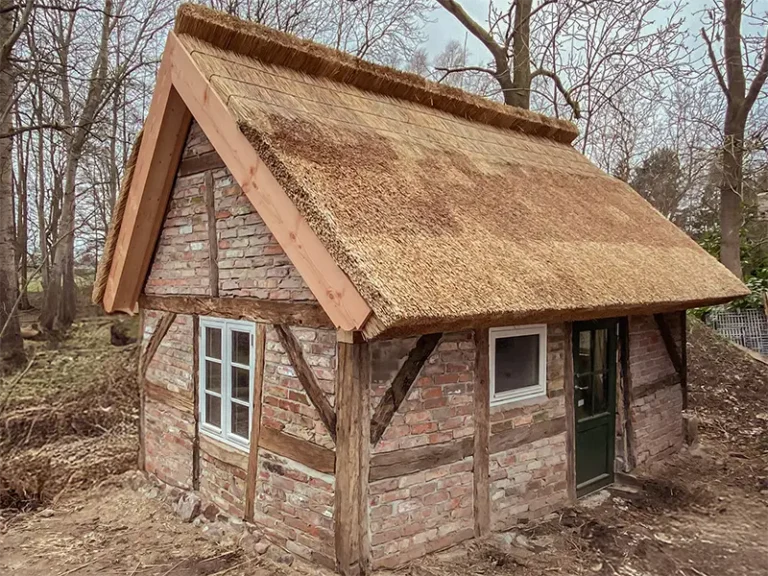 Sanierung Waschhaus Sassnitz mit neuem Reetdach und Holzfachwerk
