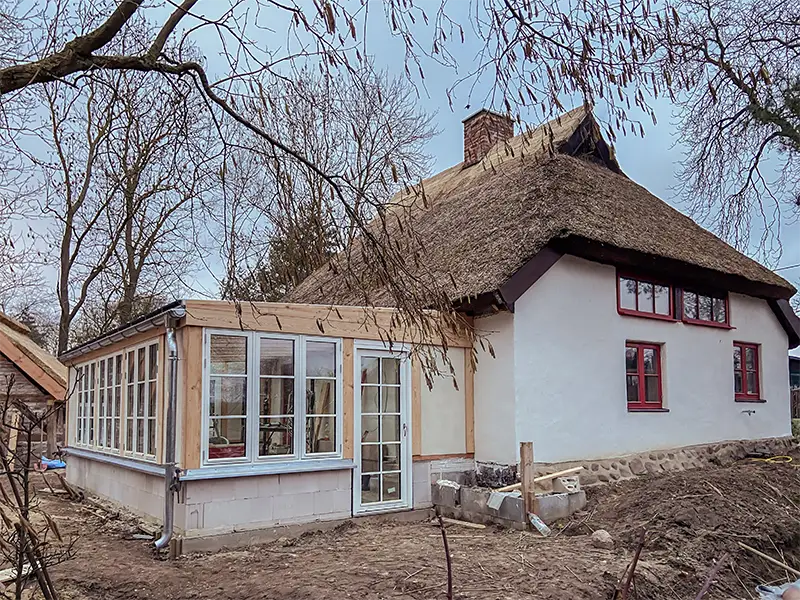 Sanierung Waschhaus Sassnitz mit neuem Wintergarten und Reetdach