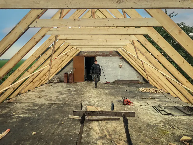 Holzkonstruktion eines Dachstuhls in Rohbauphase – Zimmereiarbeiten NordWerk Rügen