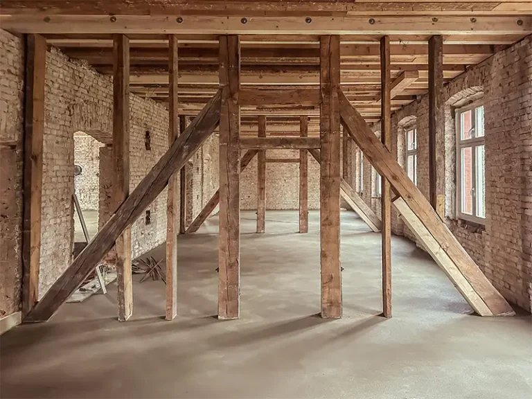 Sanierter Boden mit Holz-Beton-Verbundsystem im Gutshaus Parow