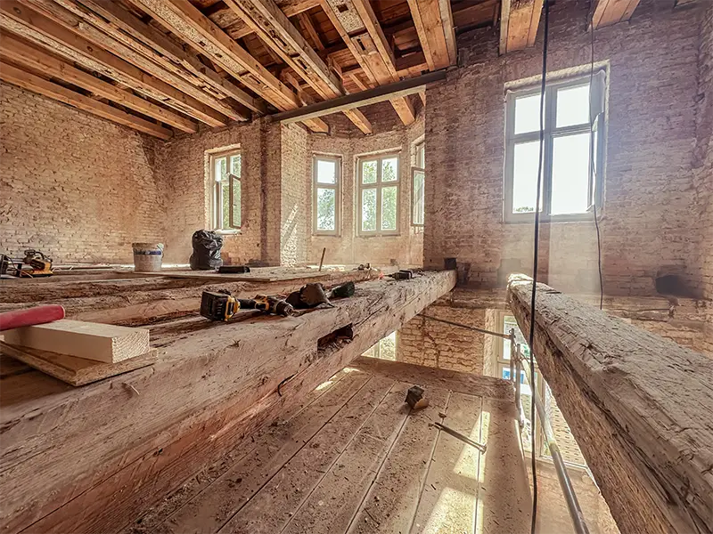 Sanierung alter Holzbalken im Gutshaus Parow