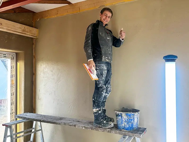 NordWerk-Mitarbeiter beim Verputzen einer Innenwand während der Sanierung in Lietzow – Handwerk mit natürlichen Baustoffen