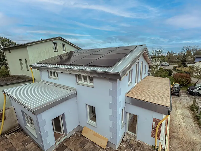 Außenansicht nach der Kernsanierung in Lietzow mit neuer Solaranlage auf dem Dach
