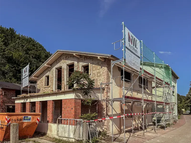 Kernsanierung eines Wohnhauses in Lietzow auf Rügen mit Gerüst und NordWerk-Banner