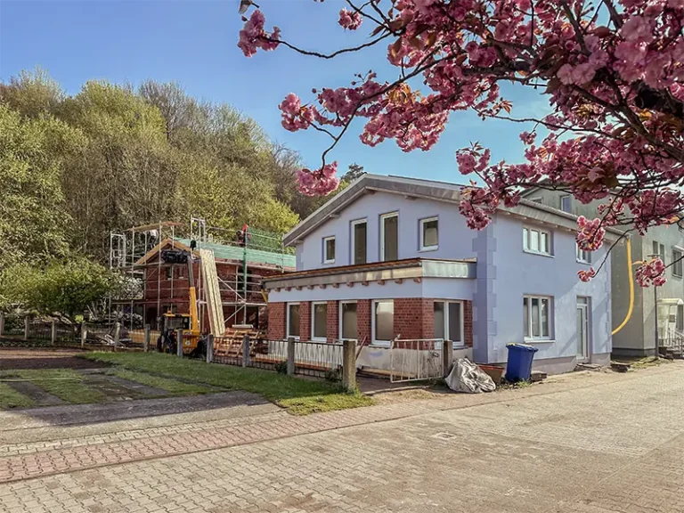 Außenansicht nach der Kernsanierung in Lietzow auf Rügen durch NordWerk