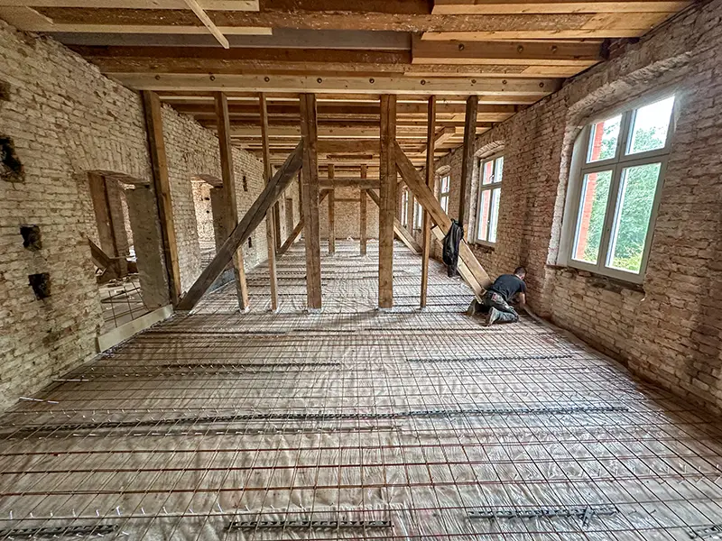 Stahlbewehrung für neuen Betonboden im Gutshaus Parow während der Sanierung
