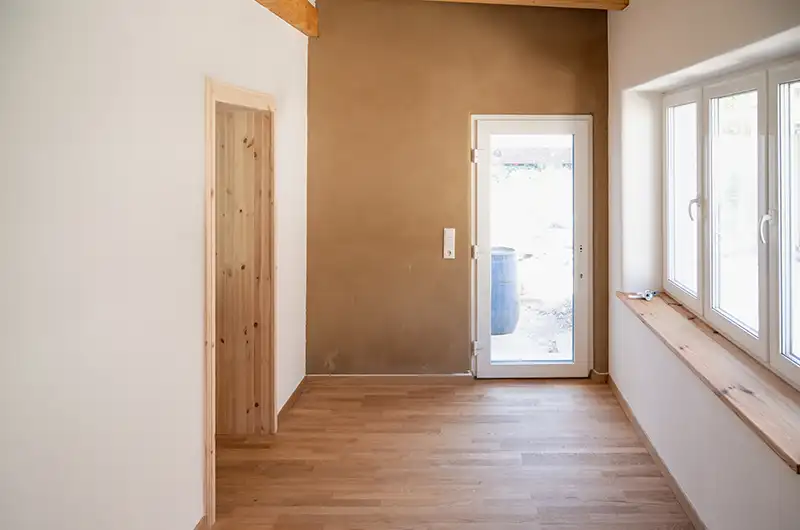 Innenwand mit Lehm verputzt in komplett saniertem Haus in Lietzow
