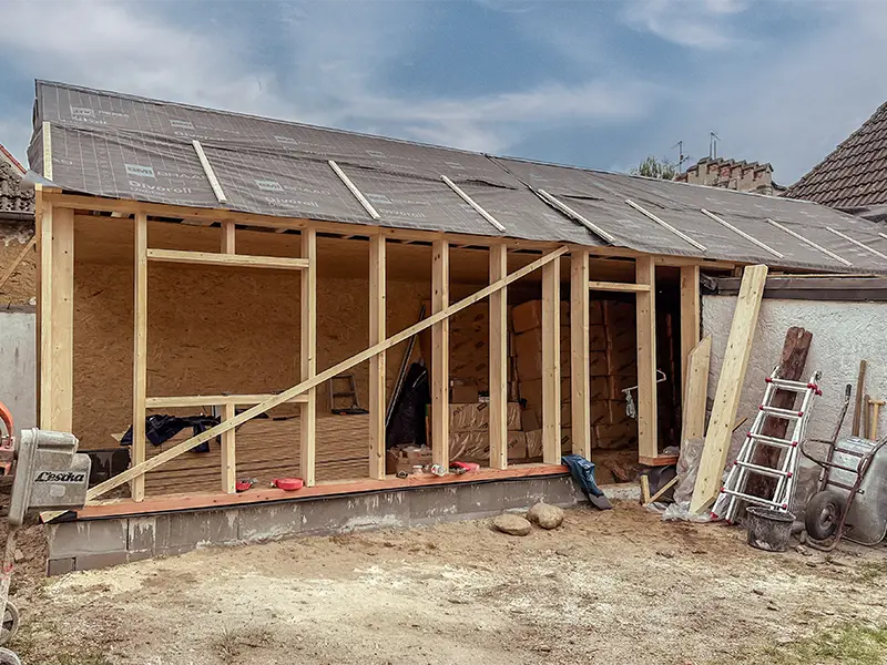 Anbau mit Holzständerwerk und neuer Dachkonstruktion – Bauarbeiten von NordWerk auf Rügen