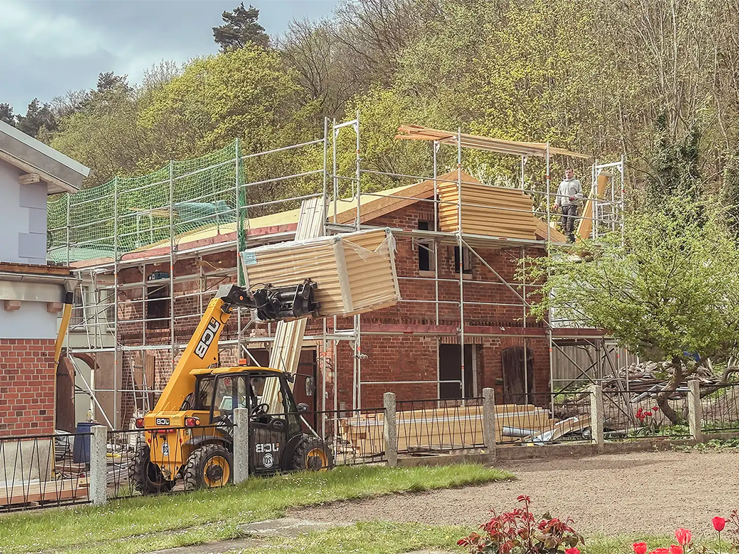 Montage einer Dachkonstruktion auf einem Neubau durch NordWerk Rügen