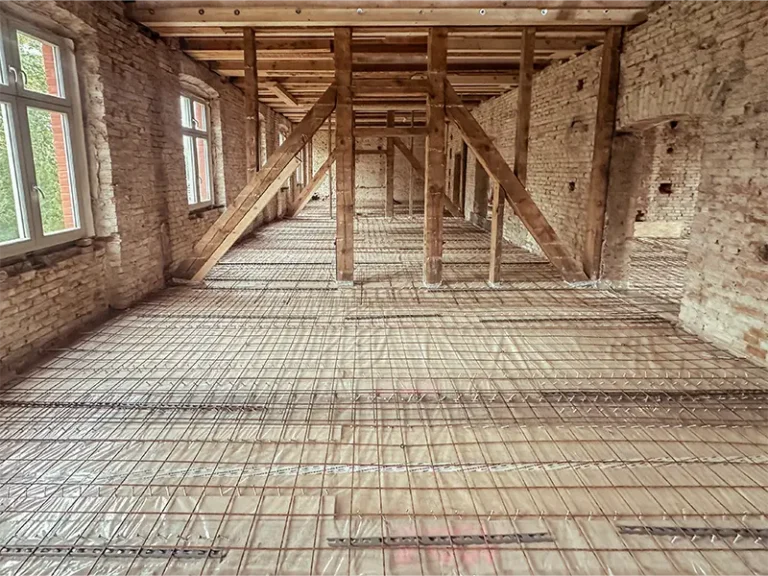 Holz-Beton-Verbundsystem im Gutshaus Parow zur Bodensanierung vorbereitet
