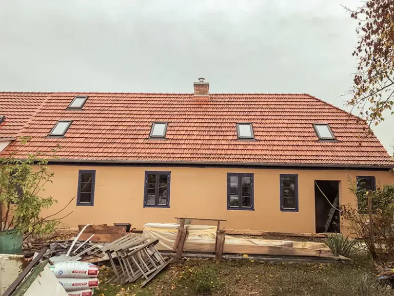 Fertig saniertes Dach mit neuen Ziegeln von NordWerk Rügen