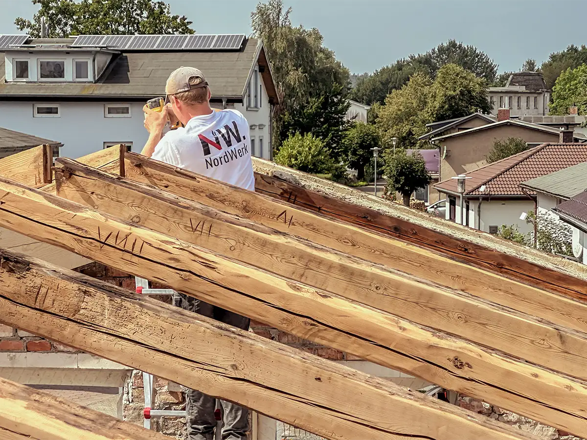 Zimmerer von NordWerk saniert Dachstuhl aus Holz auf Rügen