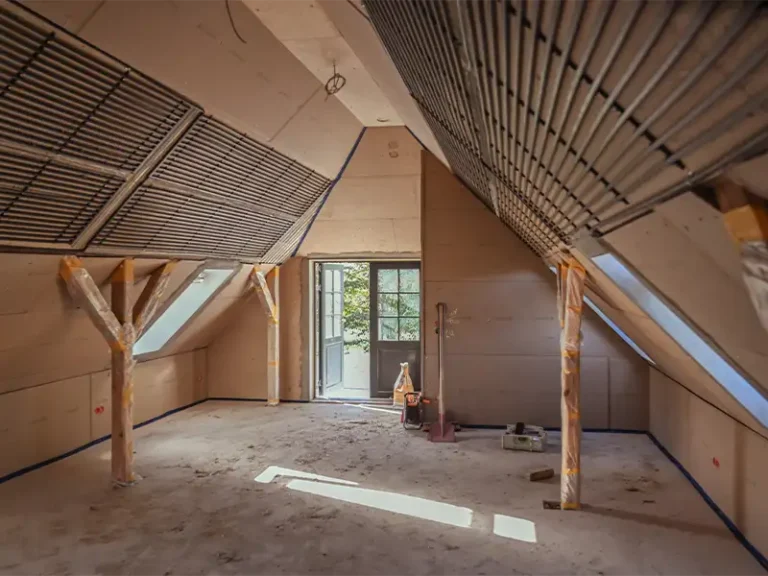 Innenausbau im Dachgeschoss eines sanierten Hauses in Zubzow auf Rügen mit sichtbarer Wandheizung – Bauunternehmen NordWerk