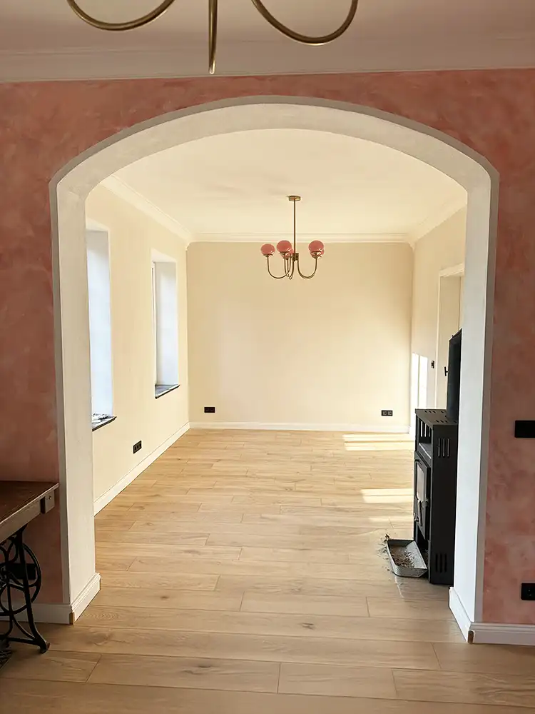 Kalkputz Innen Blick auf einen Bogen in einem Altbau auf ruegen rosa struktur waende mit weissen aktzenten