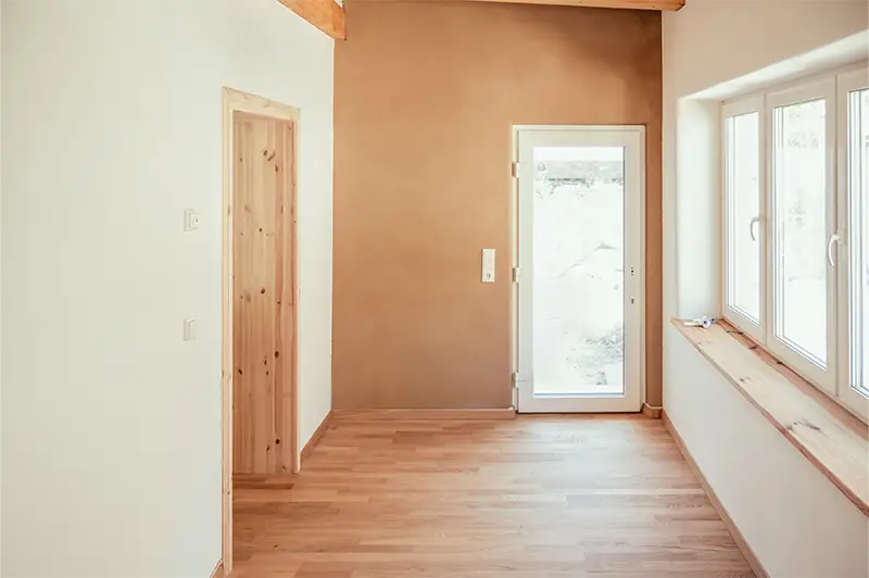 Innenwand mit Lehmputz und Fensterlaibung – NordWerk Rügen
