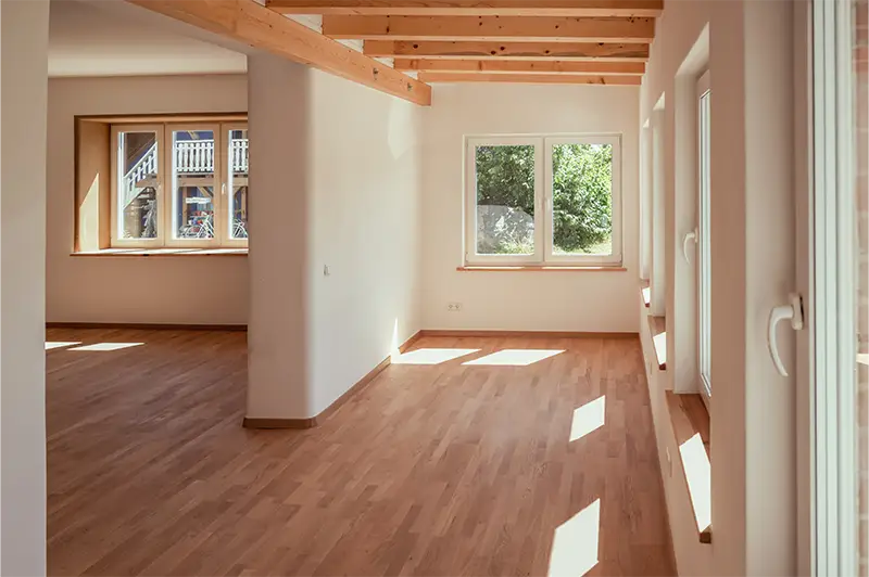 Innenausbau mit Holzdecke und Parkettboden – NordWerk Rügen