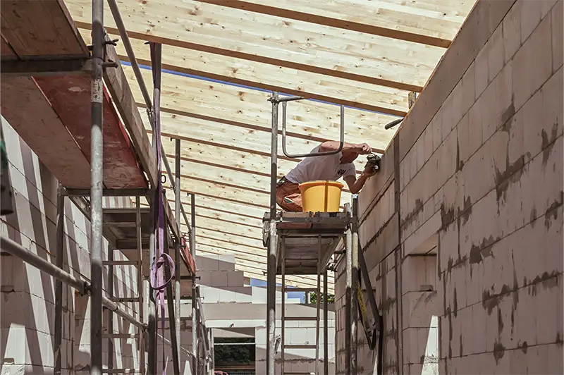 Maurer bei Neubauarbeiten mit Gasbetonsteinen – NordWerk Rügen